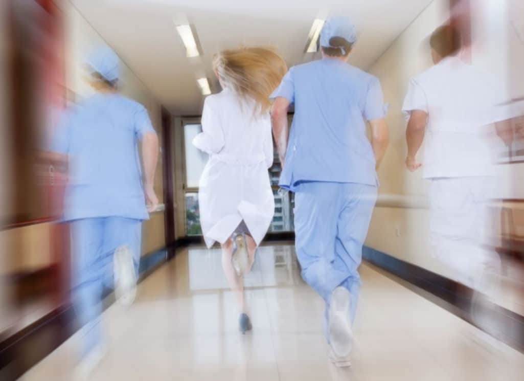 Ο σοβαρός τραυματισμός εργαζόμενης στο Γενικό Νοσοκομείο - Μαιευτήριο «Έλενα Βενιζέλου» ήταν το αποτέλεσμα ενός περίεργου περιστατικού βίας, το οποίο καταγγέλλει η Πανελλήνια Ομοσπονδία Εργαζομένων στα Δημόσια Νοσοκομεία (ΠΟΕΔΗΝ).