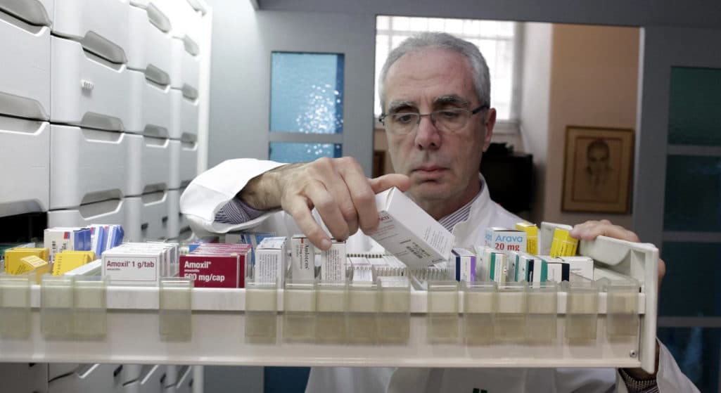 Ο κόσμος είναι σε σύγχυση με τον κοροναϊό τον όποιο πιθανότητα μπερδεύει με τον ιό της γρίπης» όπως επισημαίνει στο healthpharma.gr ο πρόεδρος του Φαρμακευτικού Συλλόγου Αττικής, κ. Κωνσταντίνος Λουράντος