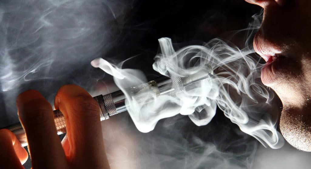 Ένας ενήλικος στο Ιλινόις των ΗΠΑ υπέκυψε σε μια σοβαρή πνευμονολογική ασθένεια, η οποία προκλήθηκε από το ηλεκτρονικό τσιγάρο, όπως ανακοίνωσαν οι αμερικανικές αρχές.