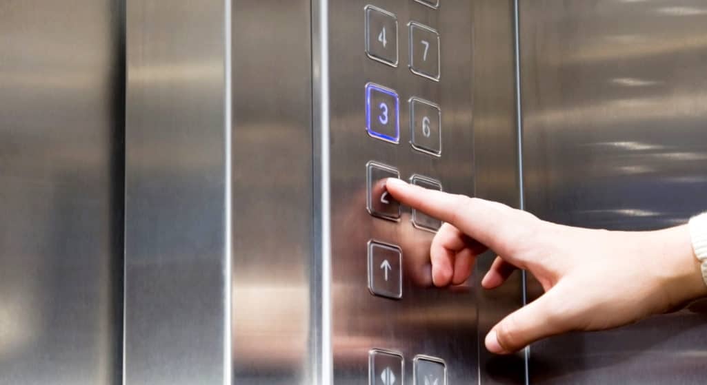 Πάσχεις από κλειστοφοβία και ανησυχείς πολύ ή δεν μπαίνεις σε ασανσέρ Το σίγουρο είναι πως σε περίπτωση που σου συμβεί και κλειστείς σε ασανσέρ, το κυριότερο που πρέπει να κάνεις είναι να διατηρήσεις την ψυχραιμία σου.