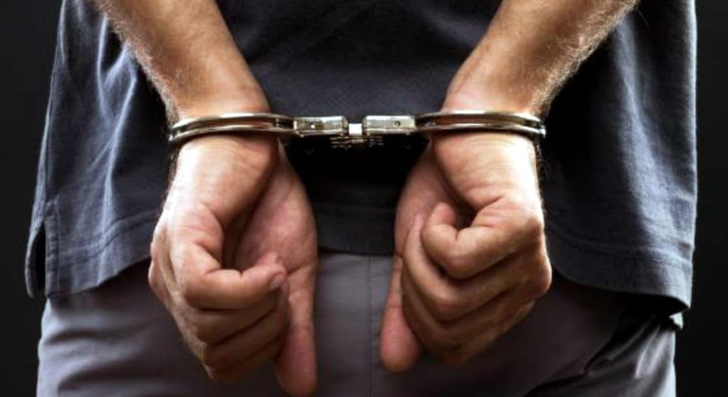 Συνελήφθη, στο Μαρούσι, από αστυνομικούς της Άμεσης Δράσης, 35χρονος Αλβανός, κατηγορούμενος για ληστείες και κλοπές κατ' εξακολούθηση σε καταστήματα και φαρμακεία