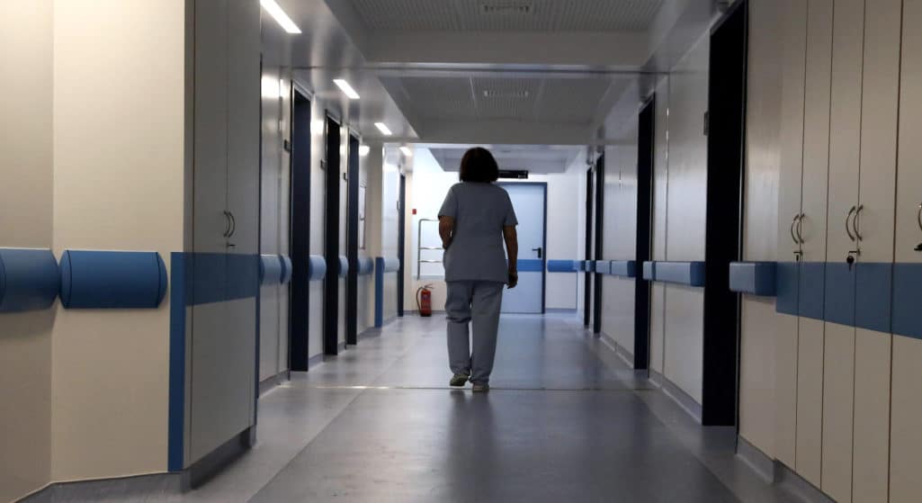 «Οι εργαζόμενοι υποχρεώνονται να δουλεύουν σε συνθήκες καύσωνα και οι ασθενείς να υποφέρουν περισσότερο με τη ζέστη», καταγγέλλουν γιατροί και νοσηλευτές του Πανεπιστημιακού Γενικού Νοσοκομείου Ηρακλείου (ΠΑΓΝΗ).