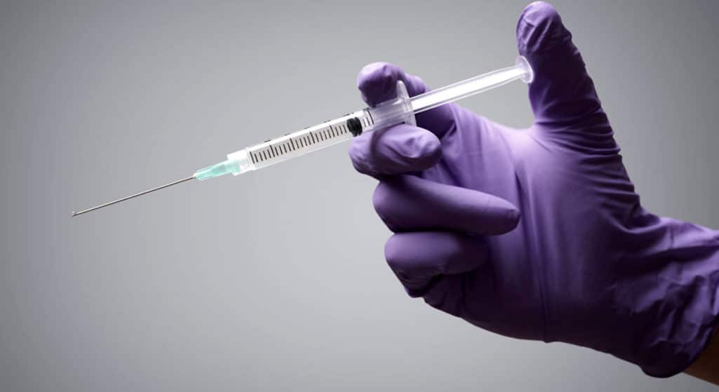 Το πρώτο εμβόλιο για την αποτροπή της μόλυνσης που προκαλεί ο κοροναϊός ο οποίος έχει στοιχίσει τη ζωή σε κάπου 2.240 ανθρώπους στην Κίνα και διεθνώς θα αρχίσει να υποβάλλεται σε κλινικές δοκιμές περί τα τέλη του Απριλίου