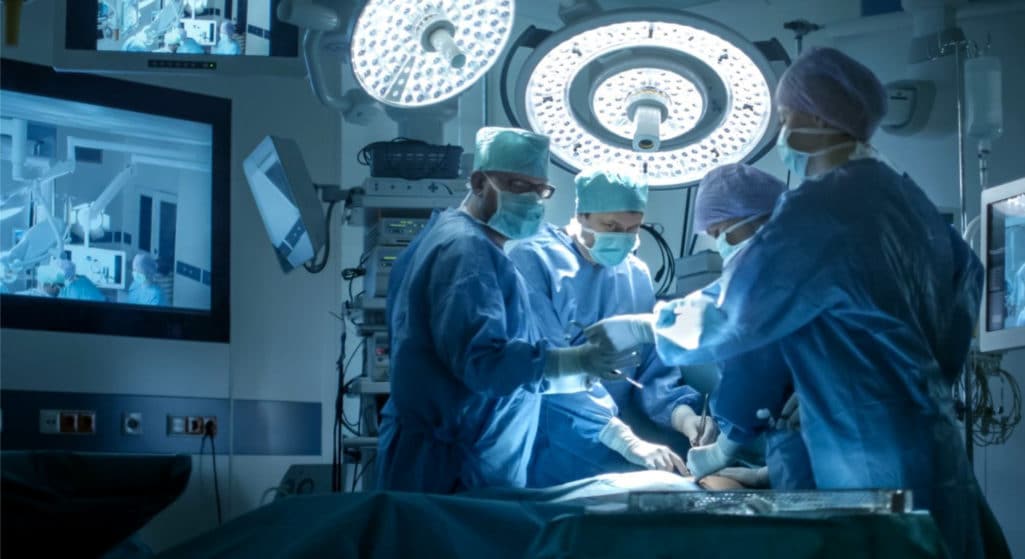Οι συγκλονιστικές ιστορίες που θα διαβάσετε στη συνέχεια καταδεικνύουν με τον καλύτερο τρόπο ότι επάνω στο χειρουργικό τραπέζι τα ιατρικά λάθη μπορεί να αποβούν μοιραία τόσο για την ίδια τη ζωή του ασθενή όσο και για τη μελλοντική ποιότητα ζωής που θα έχει.