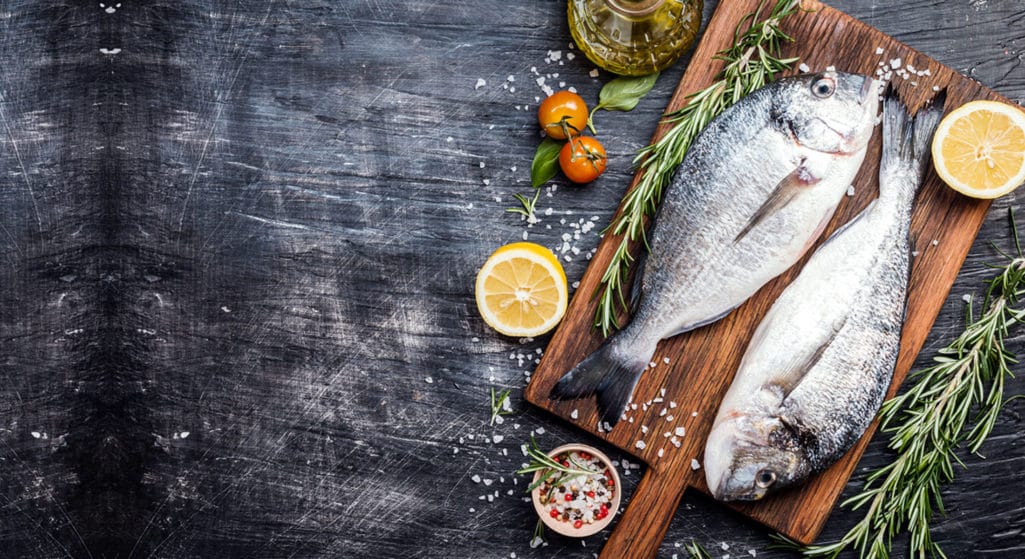 Η κατανάλωση τουλάχιστον τριών μερίδων με ψάρι την εβδομάδα μειώνει τον κίνδυνο εμφάνισης καρκίνου του εντέρου, σύμφωνα με νέα έρευνα την οποία επικαλείται η Independent.