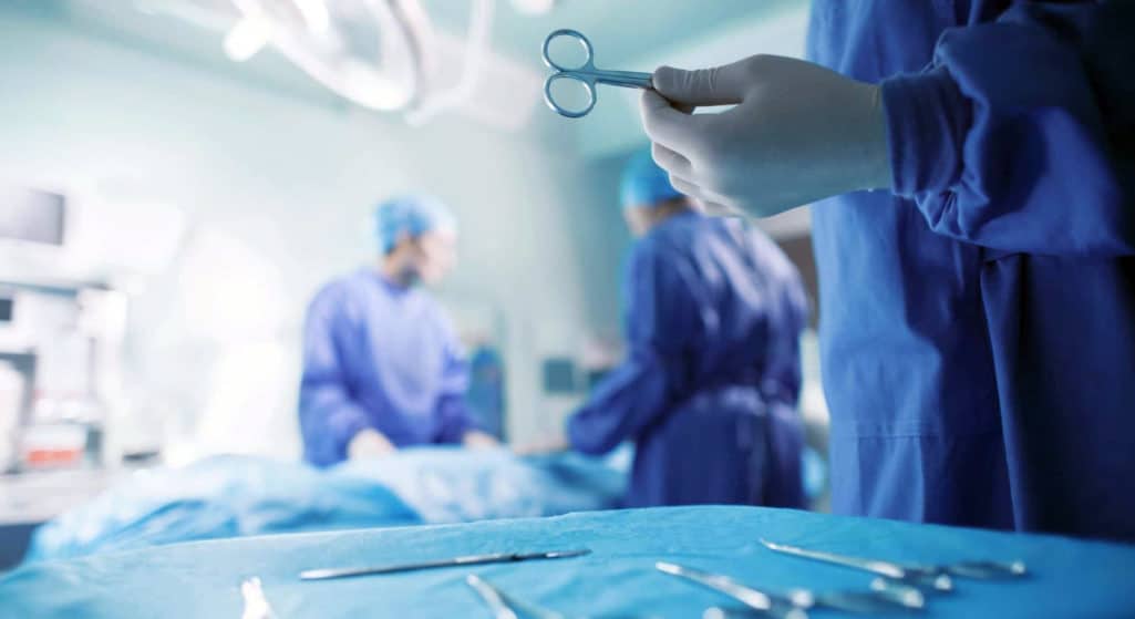 Αυστηρότερα μέτρα στα νοσοκομεία όλης της χώρας για τον περιορισμό της εξάπλωσης της επιδημίας που προκαλεί ο κορωνοϊός ανακοίνωσε το υπουργείο Υγείας.