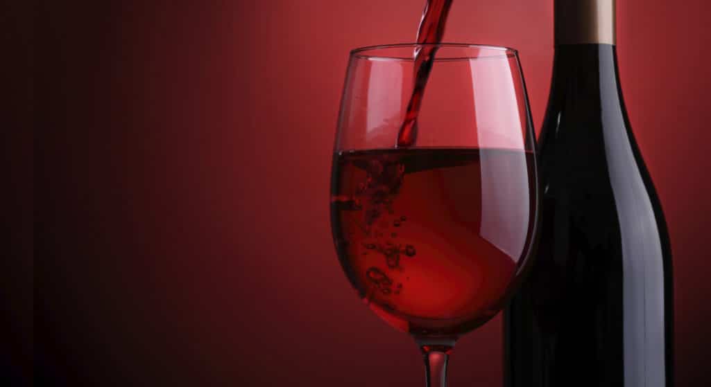 Ένα ποτήρι κόκκινο κρασί πριν τον ύπνο βοηθά στο αδυνάτισμα, καθώς η κατανάλωσή του ισοδυναμεί με αποτελέσματα που κάποιος μπορεί να επιτύχει με μία ώρα στο γυμναστήριο.