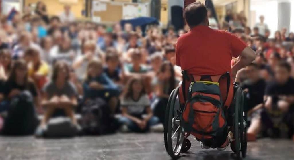 Ανήκετε σε αυτούς που προσπερνούν τα άτομα με αναπηρία ή πιστεύετε πως η κοινωνία οφείλει να εξασφαλίζει ίσα δικαιώματα και ευκαιρίες σε όλους