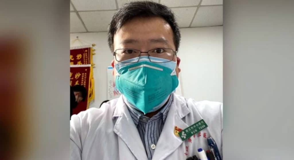 Ο Κινέζος γιατρός που πρώτος προσπάθησε να σημάνει συναγερμό για την επιδημία που προκαλεί ο νέος κοροναϊός πέθανε, όπως ανακοίνωσε επισήμως το Κεντρικό Νοσοκομείο της Ουχάν