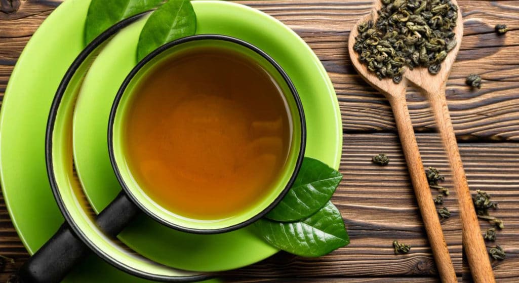 Το πράσινο τσάι είναι πλούσιο σε πολυφαινόλες, οι οποίες προστατεύουν από καρδιαγγειακές παθήσεις, υπέρταση, δυσλιπιδαιμία κ.α.