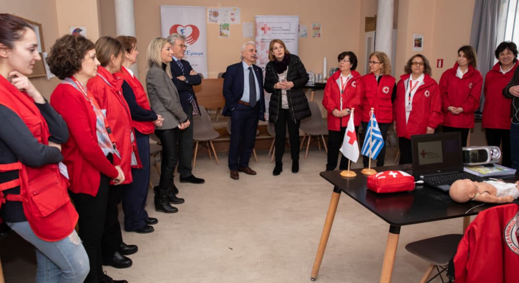 Στο πλαίσιο της κοινωνικής πρωτοβουλίας «προΣfΕΕρουμε» για την υποστήριξη των παιδιών και των ευάλωτων πληθυσμών που βρίσκονται σε ανάγκη, κλιμάκιο του Συνδέσμου Φαρμακευτικών Επιχειρήσεων Ελλάδος (ΣΦΕΕ) επισκέφθηκε χθες, Πέμπτη 20 Φεβρουαρίου 2020, τα Κέντρα Φιλοξενίας Ασυνόδευτων Ανηλίκων Αθήνας του Ελληνικού Ερυθρού Σταυρού.