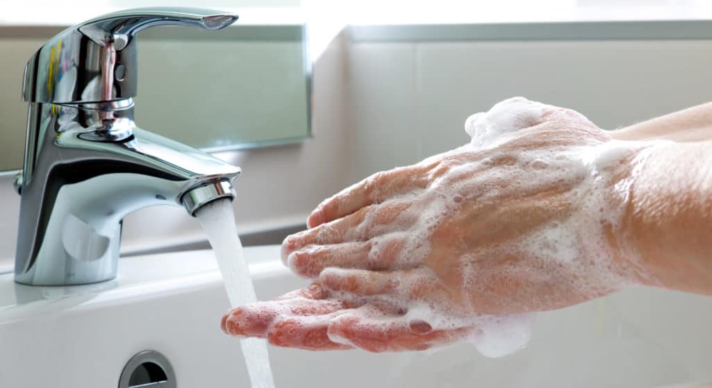 Το πλύσιμο με σαπούνι ή το αντισηπτικό τζελ προστατεύει καλύτερα από την εξάπλωση της επιδημίας που προκαλεί ο κορωνοϊός σε όλο τον κόσμο; Οι ειδικοί τονίζουν πως πρέπει να πλένεται καλά τα χέρια σας για την αποφυγή μόλυνσης. 