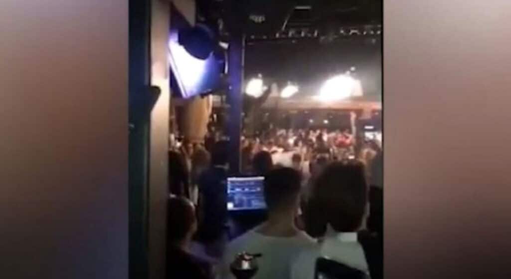 Περισσότερα από 1.000 άτομα συνωστίσθηκαν το βράδυ της Τετάρτης σε γνωστό beach bar της παραλιακής στον Άλιμο, με αποτέλεσμα να μπει δίμηνο λουκέτο, ενώ επιβλήθηκε πρόστιμο 20.000 ευρώ