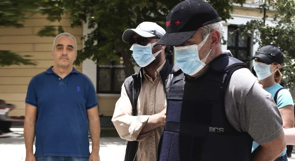 Ξεπερνούν τις 100 οι καταγγελίες κατά του γιατρού «μαϊμού» που ξεγελούσε ασθενείς, καθώς μετά τη δημοσιοποίηση των στοιχείων του από την Ελληνική Αστυνομία, έρχονται στο προσκήνιο ολοένα και περισσότερες περιπτώσεις από θύματα του. 