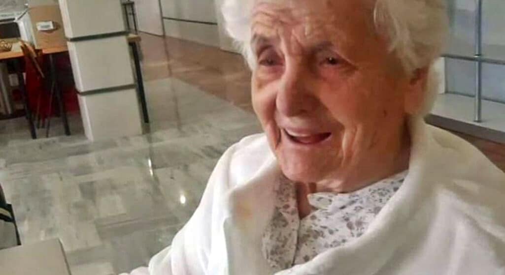 Χαμόγελα και αισιοδοξία σκορπίζει η απίστευτη Ισπανίδα γιαγιά ηλικίας 106 ετών που κατάφερε να επιβιώσει όχι μόνον του φονικού κορωνοϊού, αλλά και της πανδημίας της ισπανικής γρίπης πριν από 102 χρόνια!
