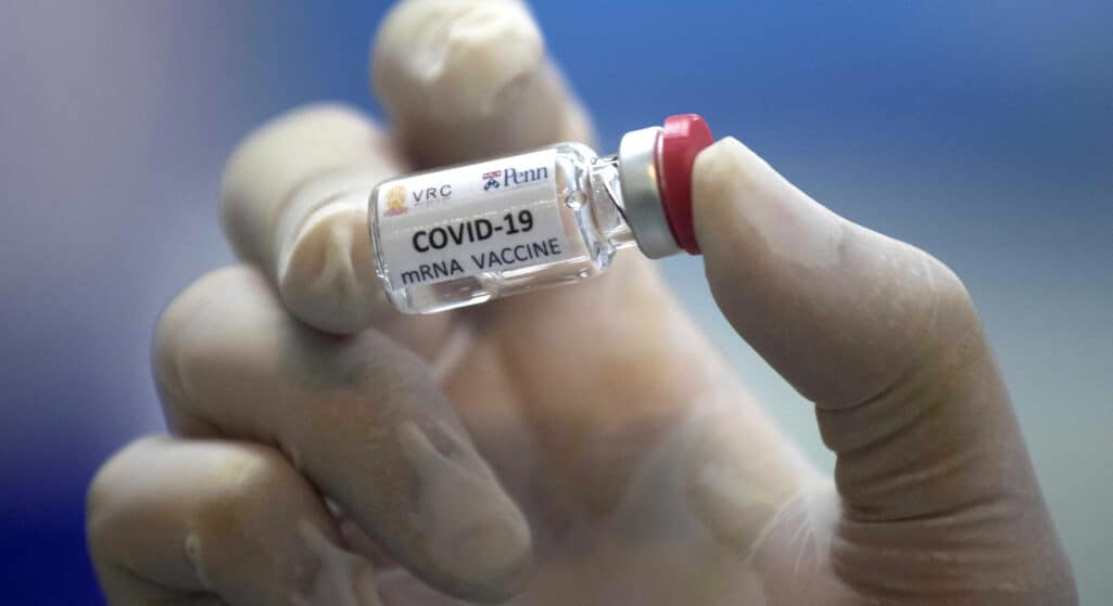 Σύντομα αναμένεται να έχουμε εμβόλιο για τον κορωνοϊό, όπως τόνισε ο Αμερικανός πρόεδρος Ντόναλντ Τραμπ, μετά τις ενθαρρυντικές αναφορές για εμβόλιο από την Pfizer και την BioNtech.