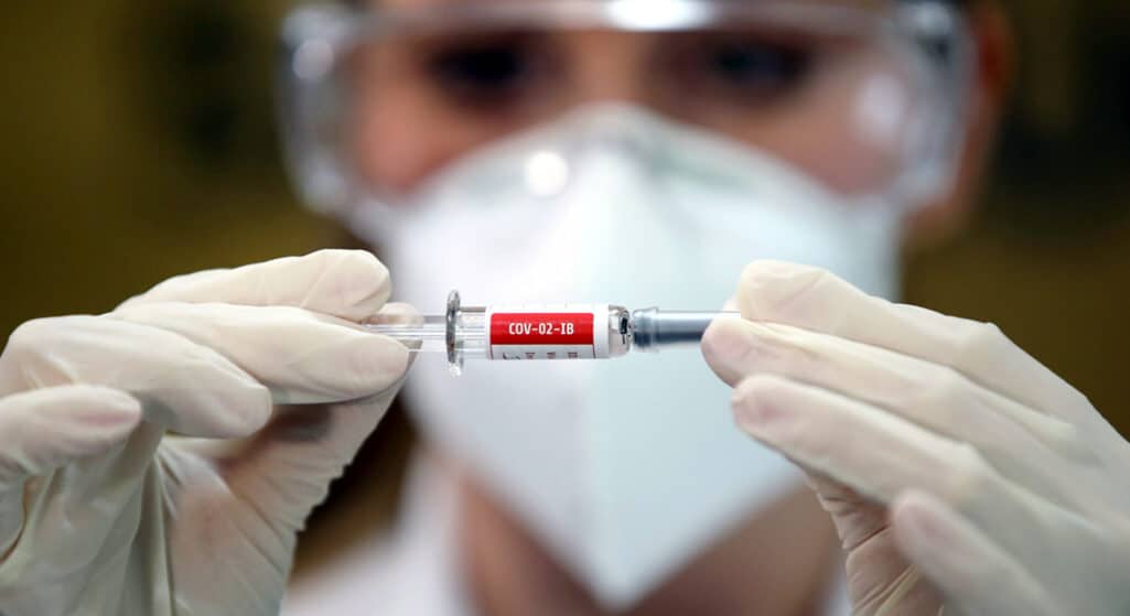 Τα εμβόλια κατά του κορωνοϊού που παρασκευάζονται στην Κίνα πιθανόν να είναι έτοιμα για χρήση από το κοινό ακόμη τον Νοέμβριο, όπως ανακοίνωσε αξιωματούχος του Κινεζικού Κέντρου για τον Έλεγχο και την Πρόληψη των Ασθενειών.
