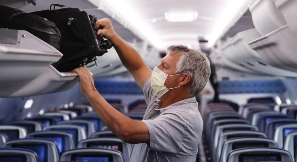 Ο κίνδυνος έκθεσης στον κορωνοϊό είναι πολύ χαμηλός στις πτήσεις, καθώς όταν ένας επιβάτης που βρίσκεται στην καμπίνα του αεροπλάνου - φοράει μάσκα, ένα εξαιρετικά χαμηλό ποσοστό σωματιδίων του αέρα που τον περιβάλλουν είναι μολυσμένα, σύμφωνα με τα ευρήματα μιας μελέτης του αμερικανικού υπουργείου Άμυνας