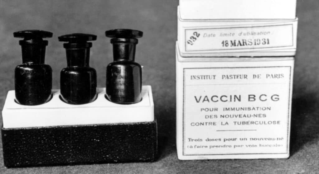 Δοκιμές ενός παλιού αντιφυματικού εμβολίου, που αναπτύχθηκε το 1921, ξεκίνησαν επιστήμονες στη Βρετανία για να διαπιστώσουν αν μπορεί να σώσει ζωές από την Covid-19 που προκαλεί ο νέος κορωνοϊός.