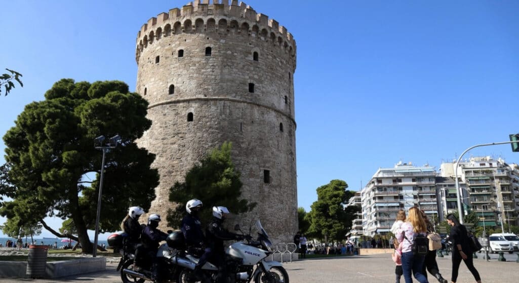 Έναν εκρηκτικό συνδυασμό δημιουργεί η χαμηλή εμβολιαστική κάλυψη και η επιστροφή στις δραστηριότητες του φθινοπώρου στη βόρεια Ελλάδα, όπου η διάδοση του κορωνοϊού φαίνεται να «φουντώνει» με ολοένα και αυξανόμενα κρούσματα.