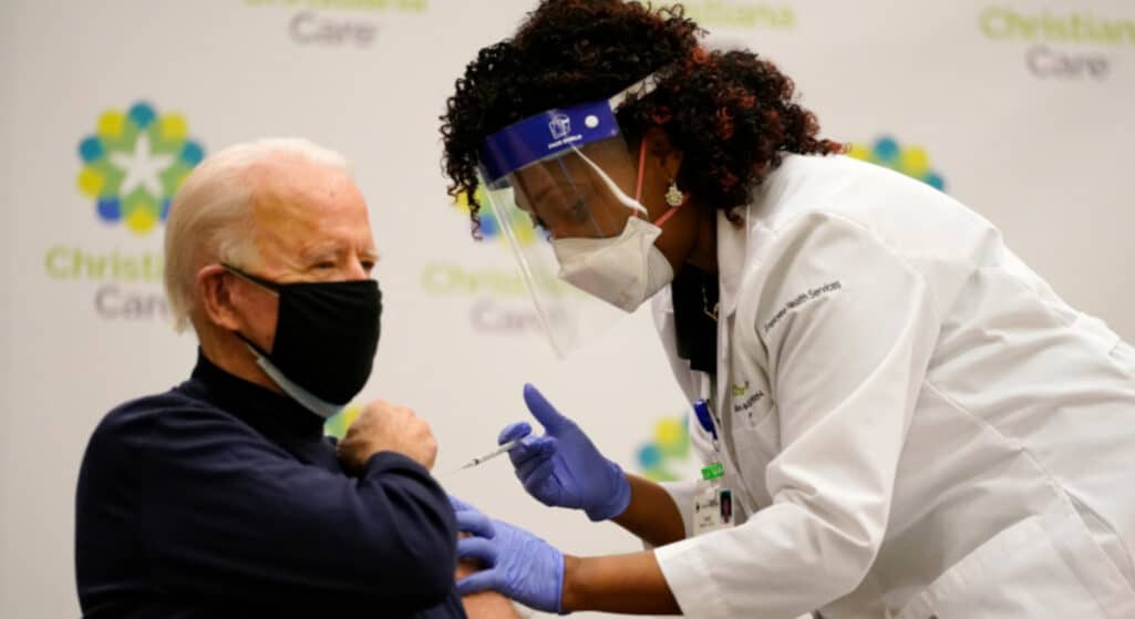 Το εμβόλιο της Pfizer έλαβε ο Τζο Μπάιντεν, σε μια προσπάθεια ενίσχυσης της εμπιστοσύνης των Αμερικανών απέναντι στα εμβόλια