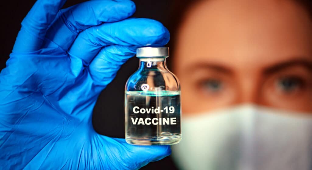 Ξεκινούν αύριο το μεσημέρι ξανά οι εμβολιασμοί κατά του κορωνοϊού, μετά τη σημερινή ματαίωσή τους εξαιτίας της κακοκαιρίας.