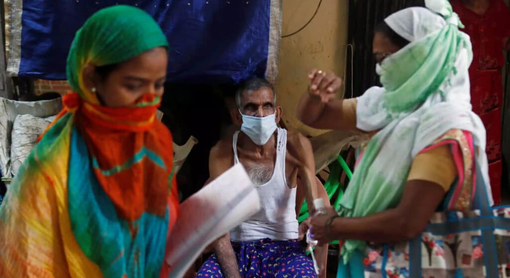 Πανικό έχει προκαλέσει η μυστηριώδης λοίμωξη που πλήττει την Ινδία, καθώς ο αριθμός των ανθρώπων που έχουν μολυνθεί ξεπερνά τους 500