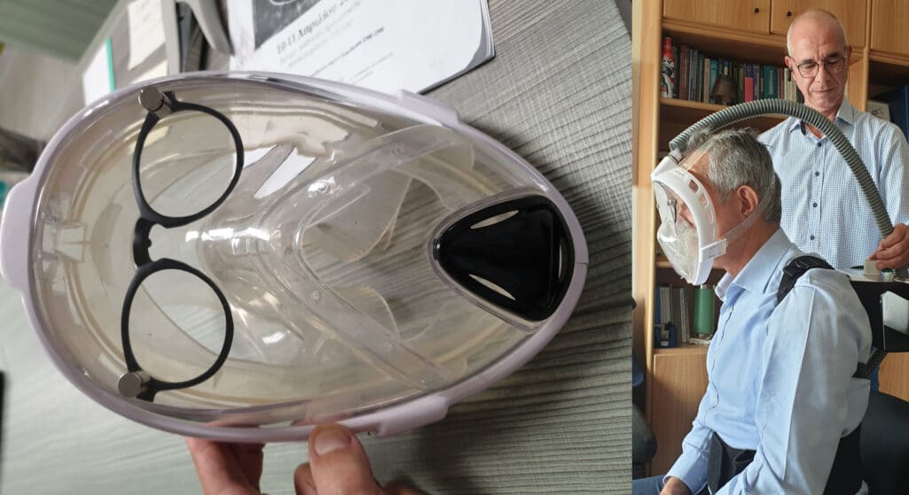 Μία συσκευή με μάσκα ατομικής προστασίας συνδυαζόμενη με μικροβιοκτόνο και αντιικό σύστημα (ΜΑΠ), που αποστειρώνει όχι μόνο τον εισπνεόμενο, αλλά και τον εκπνεόμενο από τους χρήστες της αέρα, δημιουργήθηκε στο Αριστοτέλειο Πανεπιστήμιο Θεσσαλονίκης (ΑΠΘ)