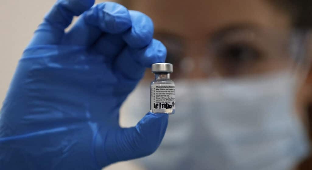 Η Pfizer Inc ανακοίνωσε πως το εμβόλιο της κατά της Covid-19 προσέφερε ισχυρή μακροπρόθεσμη προστασία κατά του ιού σε μια μελέτη τελευταίου σταδίου που πραγματοποιήθηκε μεταξύ εφήβων ηλικίας από 12 έως 15 ετών.
