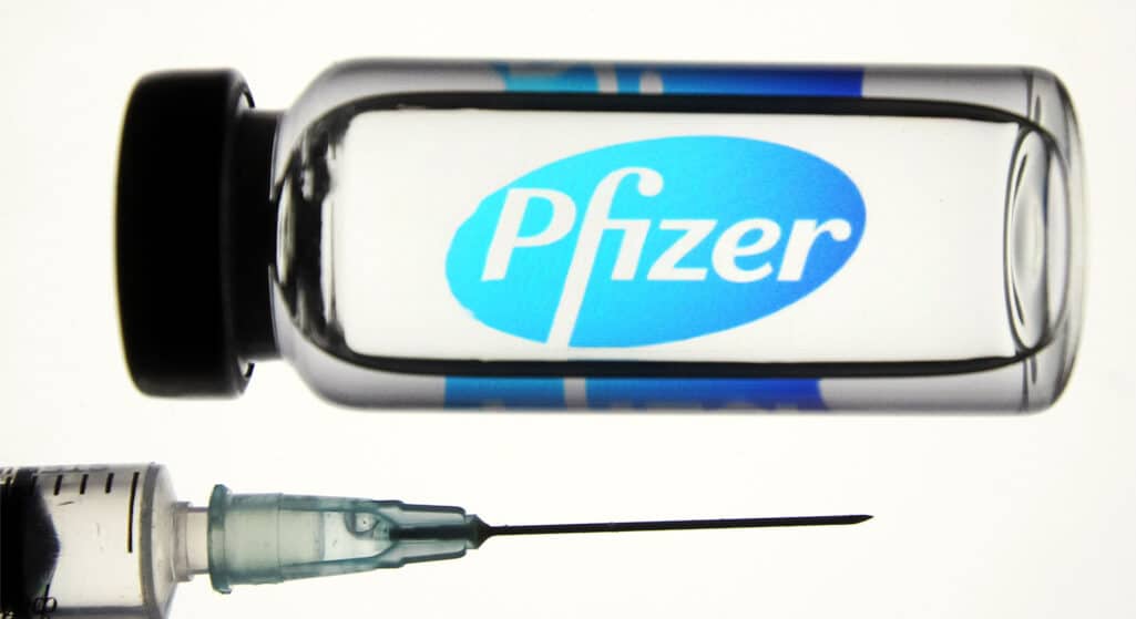 Το εμβόλιο των Pfizer/BioNTech κατά της covid-19 δεν συνδέεται με θανάτους ατόμων μετά τον εμβολιασμό τους και δεν παρουσιάζει καμία νέα παρενέργεια, ανακοίνωσε σήμερα ο Ευρωπαϊκός Οργανισμός Φαρμάκων (ΕΜΑ).