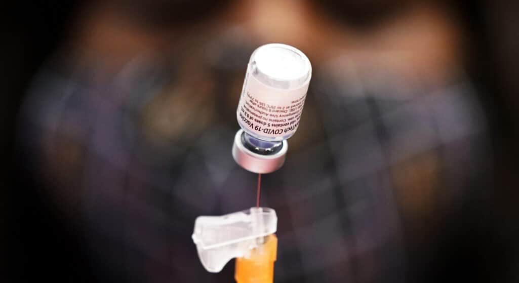Στο 1 ευρώ ορίζεται η αμοιβή των φαρμακοποιών για τη συμμετοχή τους στη διαδικασία ενημέρωσης και επιβεβαίωσης της προγραμματισμένης ημερομηνίας εμβολιασμού, μέσω της ηλεκτρονικής Πλατφόρμας Διαχείρισης Συνεδριών Εμβολιασμού κατά της COVID-19, που λειτουργεί μέσω της Ενιαίας Ψηφιακής Πύλης Δημόσιας Διοίκησης (gov.gr-ΕΨΠ).