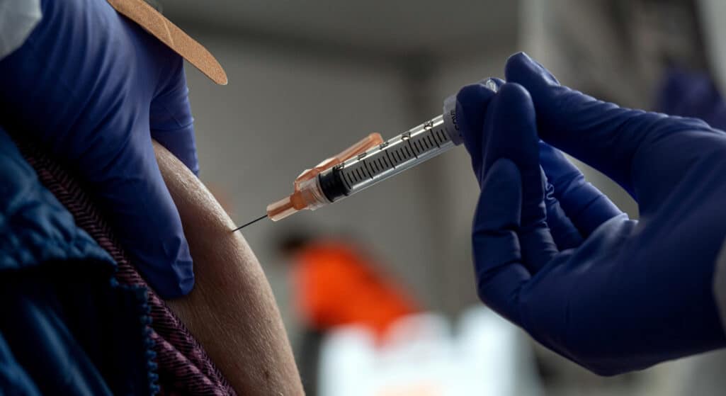Αρχίζουν ξανά από σήμερα Δευτέρα οι εμβολιασμοί κατά της Covid σε ολόκλήρη τη χώρα, μετά την προσωρινή σημερινή διακοπή λόγω του εορτασμού του Πάσχα.
