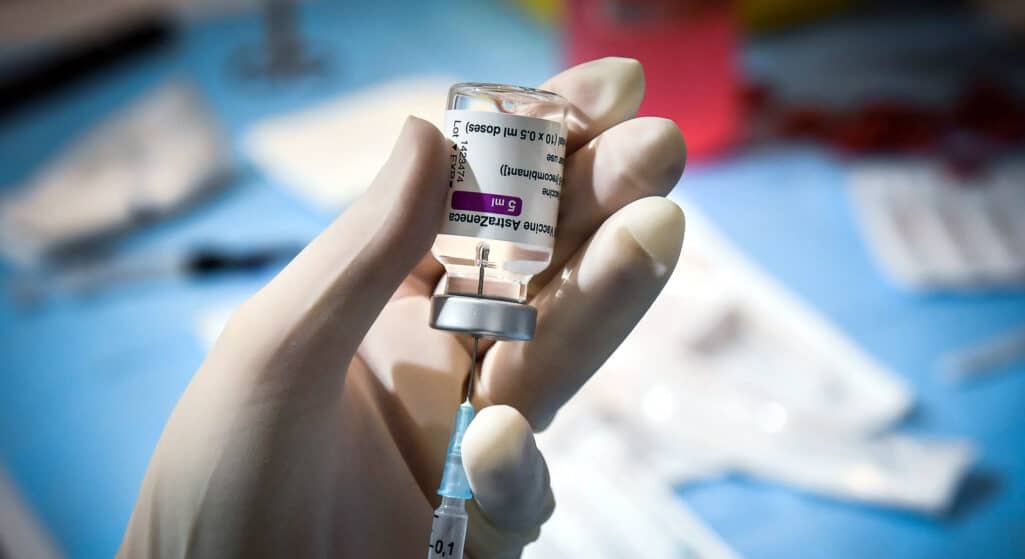 Το πρωί της Τρίτης, στις 9:00, θα συνεδριάσει η Εθνική Επιτροπή Εμβολιασμών, όπου και θα συζητηθεί το ζήτημα που έχει προκύψει με το εμβόλιο, μετά τις εξελίξεις σε ευρωπαϊκό επίπεδο. Γαλλία, Ιταλία και Γερμανία αποφάσισαν να αναστείλουν τη χρήση του εμβολίου της AstraZeneca.