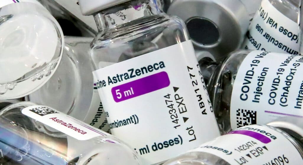 «Μια στις 100.000 η πιθανότητα για εμβολιασμένο με το σκεύασμα της AstraZeneca να παρουσιάσει θρόμβωση» όπως ανέφερε ο Ευρωπαϊκός Οργανισμός Φαρμάκων (ΕΜΑ) με αφορμή τις εξελίξεις για το εμβόλιο της AstraZeneca, που έχουν σημειωθεί τις τελευταίες ημέρες.