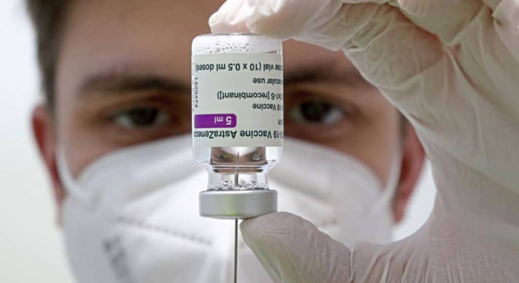 Η βρετανική ρυθμιστική αρχή υγείας εξετάζει μια πρόταση να μην χορηγείται το εμβόλιο κατά της Covid-19 που ανέπτυξαν η AstraZeneca και το Πανεπιστήμιο της Οξφόρδης σε νεότερους ανθρώπους λόγω ανησυχιών για πολύ σπάνιες περιπτώσεις αιματικών θρόμβων, μετέδωσε σήμερα το Channel 4.