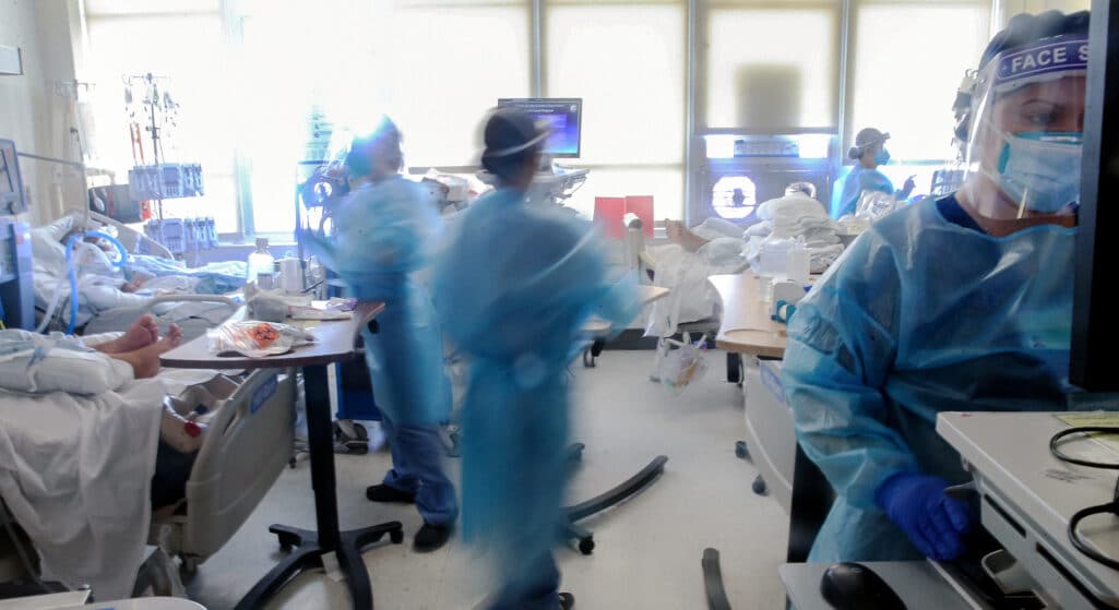 Δύο ιδιωτικές κλινικές κατεβαίνουν στη μάχη του ΕΣΥ για τη νοσηλεία Covid περιστατικών στην Αττική - Νέα έκρηξη κρουσμάτων κορωνοϊού αναμένεται σήμερα, με τα νοσοκομεία της Αττικής να δέχονται ασφυκτική πίεση.