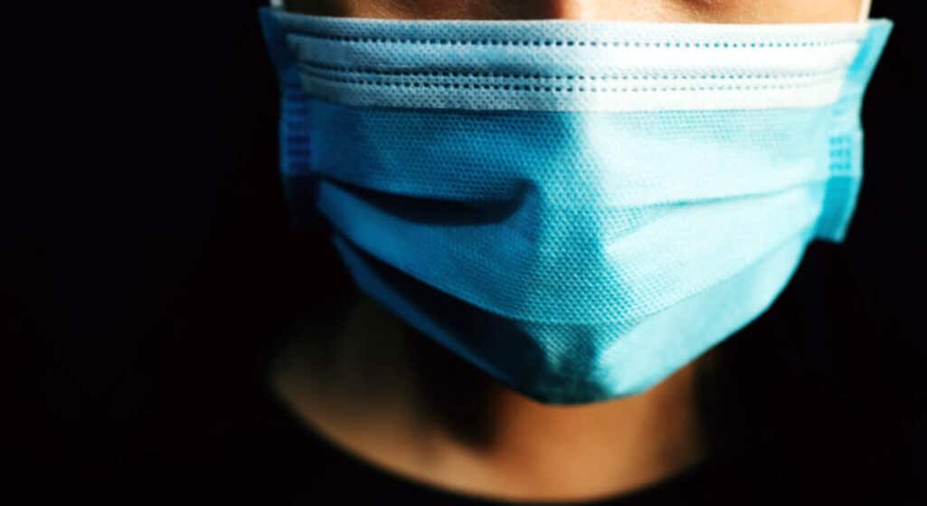 Οι πλήρως εμβολιασμένοι μπορούν να ασκηθούν και να συμμετέχουν σε μικρές συγκεντρώσεις σε εξωτερικούς χώρους χωρίς να φορούν μάσκα προσώπου.