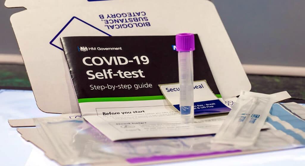 Ο ΕΟΦ με σημερινή ανακοίνωσή του διευκρινίζει ότι «Η διάθεση των τεστ covid-19 (rapid- self test) προς το κοινό για αυτοδιάγνωση επιτρέπεται να γίνεται αποκλειστικά από τα Φαρμακεία».