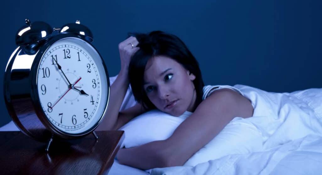 Ολοένα και περισσότεροι πολίτες έχουν χάσει τον ύπνο τους παγκοσμίως εν μέσω της πανδημίας Covid-19 που προκαλεί ο νέος κορωνοϊός, με περίπου 1 στους 3 ανθρώπους να μην έχει τον συνιστώμενο ποιοτικό ύπνο διάρκειας 7 ωρών χωρίς διακοπή