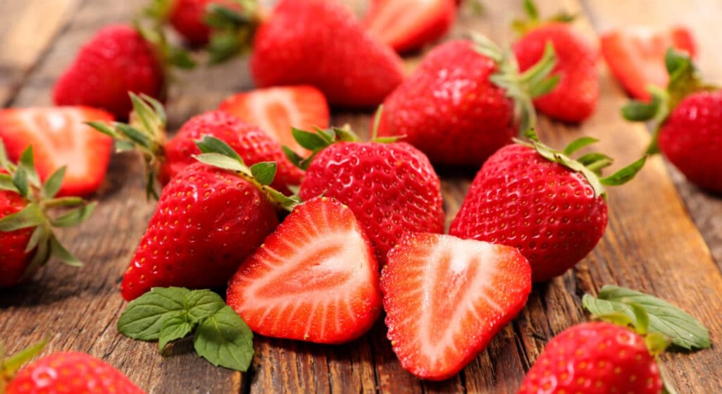 Οι φράουλες εκτός από πολύ ελκυστικό άρωμα, χρώμα και δημοφιλή γεύση έχουν πολλά θρεπτικά στοιχεία για την υγεία σας και προσφέρουν πολλά πλεονεκτήματα σε όσους τις καταναλώνουν