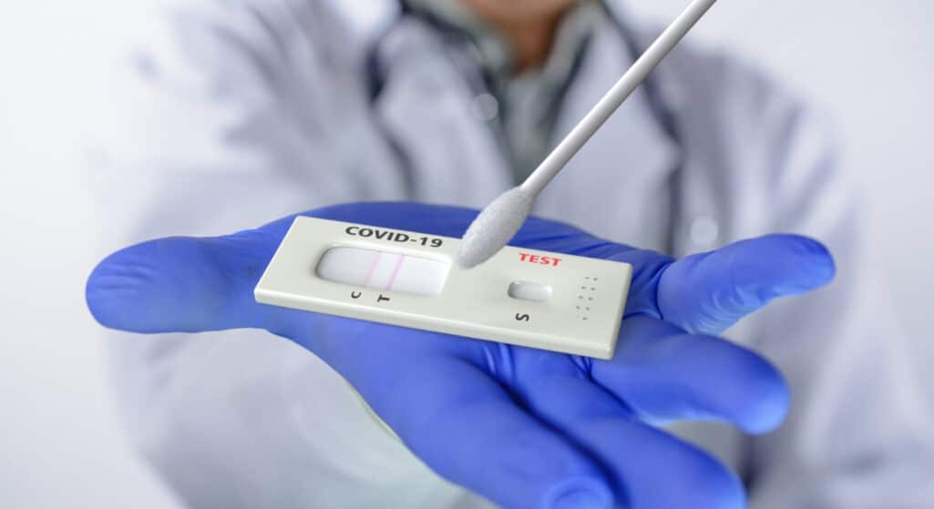 «Ραβασάκι» για νέο τεστ σε δομή δημόσιας υγείας θα λάβουν οι υπόχρεοι εμβολιασμού που δεν έχουν εμβολιαστεί και έχουν βγει θετικοί στον κορωνοϊό με εντολή του υπουργείου Υγείας, σε μια προσπάθεια να εξιχνιαστεί πλήρως το κύκλωμα πλαστών πιστοποιητικών, μετά τις σοβαρές διαστάσεις που λαμβάνει τα τελευταία 24ωρα.