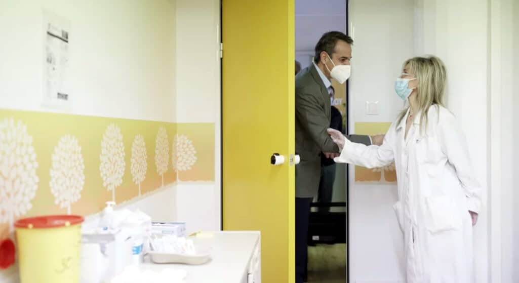 Τη διαδικασία εμβολιασμού της ομάδας ασθενών με νοσήματα πολύ υψηλού κινδύνου που ξεκίνησε σήμερα παρακολούθησε ο πρωθυπουργός Κυριάκος Μητσοτάκης κατά την επίσκεψή του στο Κέντρο Υγείας Αγίας Παρασκευής.