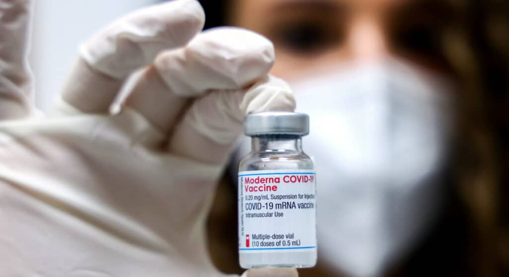 Η Moderna υπέβαλε στον Αμερικανικό Οργανισμό Φαρμάκων (FDA) τα πρώτα στοιχεία προκειμένου να λάβει άδεια για τη χορήγηση τρίτης, αναμνηστικής δόσης του εμβολίου της κατά της covid-19 στις ΗΠΑ.