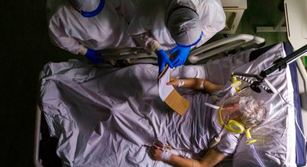 Τρεις ερευνητές του Ινστιτούτου Ιολογίας της Ουχάν (WIV) στην Κίνα ζήτησαν ιατρική βοήθεια σε νοσοκομείο τον Νοέμβριο του 2019 έχοντας συμπτώματα που έμοιαζαν με αυτά που προκαλεί ο νέος κορωνοϊός