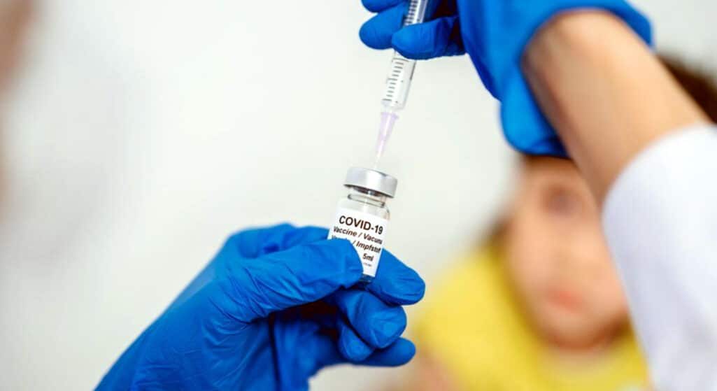 «Τα μεμονωμένα άμεσα οφέλη από τον εμβολιασμό κατά της COVID-19 σε εφήβους αναμένεται να είναι περιορισμένα σε σύγκριση με τις μεγαλύτερες ηλικιακές ομάδες» επισημαίνει, μεταξύ άλλων, η έκθεση του Ευρωπαϊκού Kέντρου Πρόληψης και Ελέγχου Νόσων (ECDC) για τη χορήγηση εμβολίου σε ανήλικους.
