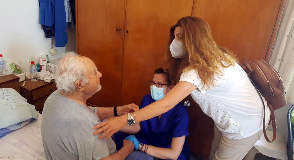Πρώτος εμβολιάστηκε ο 93χρονος κύριος Νίκος στο Τυμπάκι του Δήμου Φαιστού, στο Ηράκλειο