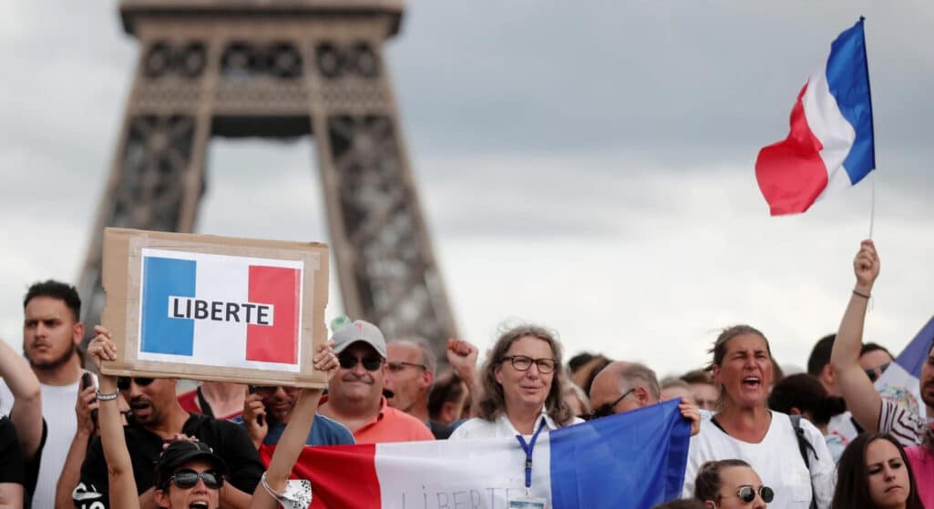 Χιλιάδες άνθρωποι διαδήλωσαν και πάλι σήμερα στο Παρίσι και σε πολλές άλλες πόλεις της Γαλλίας ενάντια στην υποχρεωτική κάρτα υγείας που προωθεί η κυβέρνηση του Εμανουέλ Μακρόν για να αντιμετωπίσει το νέο κύμα της Covid-19 που «καθοδηγείται» από τη μετάλλαξη Δέλτα.