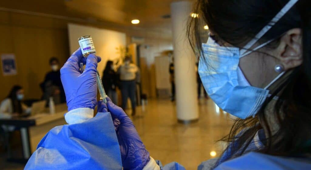 Ραγδαίες είναι οι εξελίξεις στην υπόθεση "εικονικοί εμβολιασμοί" του Κέντρου Υγείας Παλαμά, στην Καρδίτσα, καθώς σύμφωνα με πληροφορίες έχουν καταχωρηθεί 40.000 εμβολιασμοί, την ώρα που οι κάτοικοι στην κοινότητα δεν ξεπερνούν τις 6.000