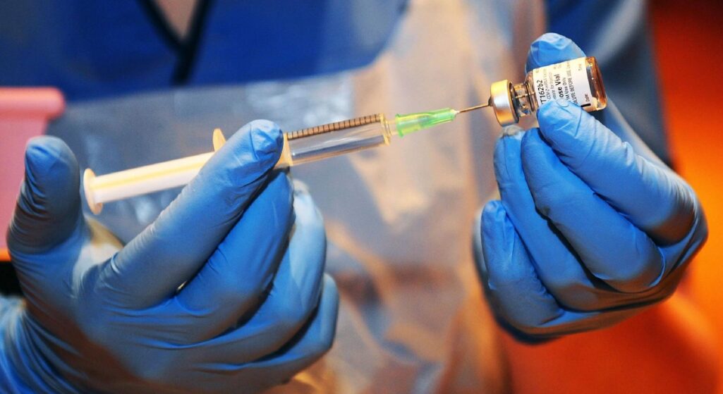Καθησυχαστικό παραμένει το Ευρωπαϊκό Κέντρο Πρόληψης και Ελέγχου Νοσημάτων (ECDC) καθώς σε έκθεση του αναφέρει ότι δεν υπάρχει επείγουσα ανάγκη για χορήγηση ενισχυτικών δόσεων εμβολίων σε πλήρως εμβολιασμένα άτομα στον γενικό πληθυσμό.