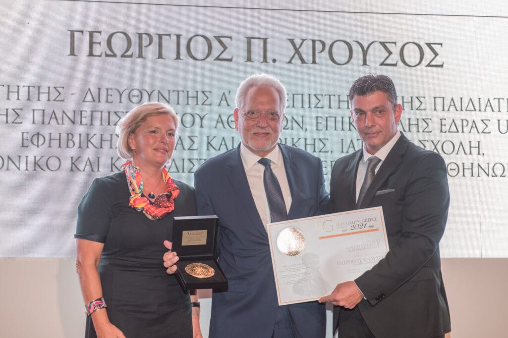 Η αναπληρώτρια Υπουργός Υγείας κα Μίνα Γκάγκα με τον Καθηγητή Παιδιατρικής κ. Γεώργιο Π. Χρούσο και τον κ. Χαράλαμπο Λάμπρου, Πρόεδρο ΔΣ & Γενικό Διευθυντή Astellas Pharmaceuticals